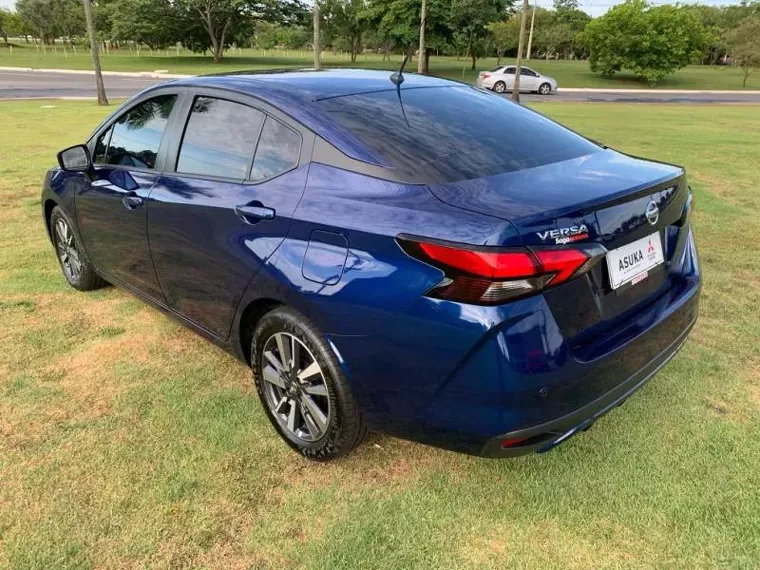 Nissan Versa Azul 5