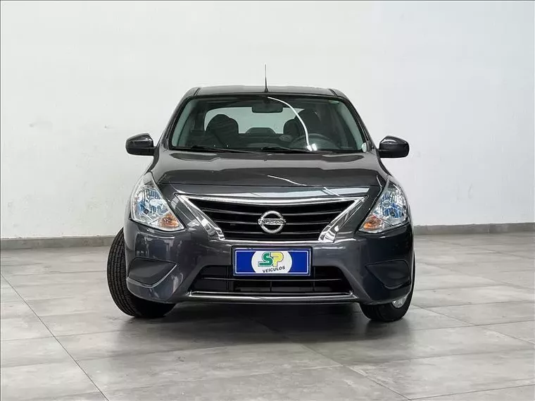 Nissan Versa Cinza 11