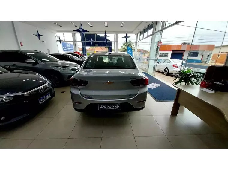 Chevrolet Onix Prata 13