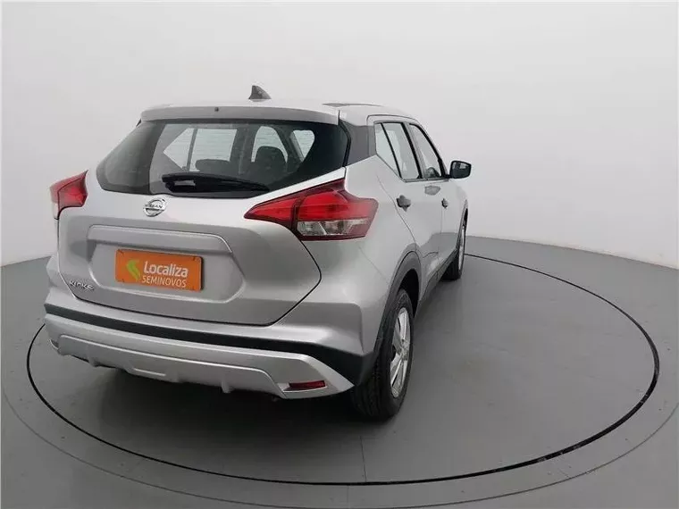 Nissan Kicks Prata 8