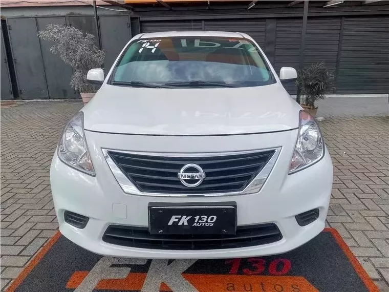 Nissan Versa Branco 6