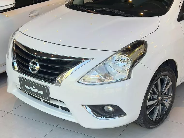 Nissan Versa Branco 17