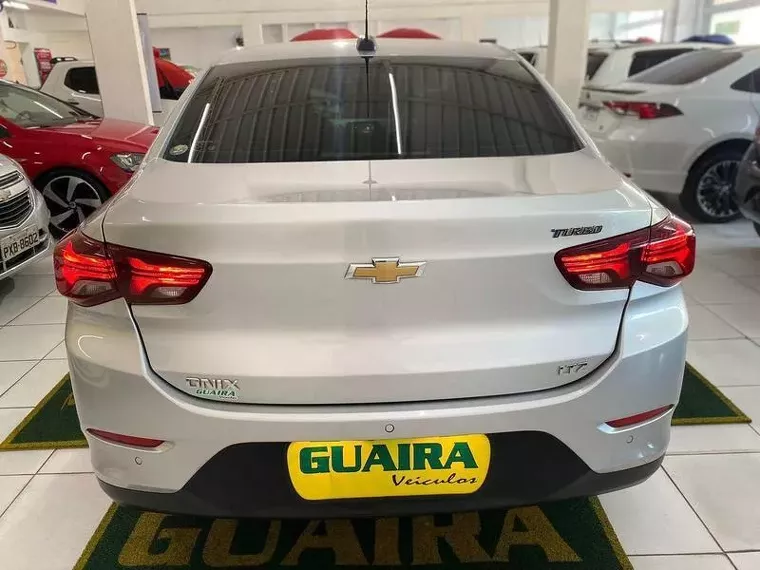 Chevrolet Onix Prata 13