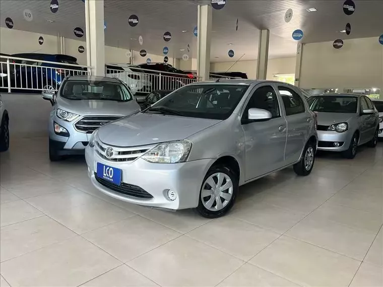 Toyota Etios Prata 6