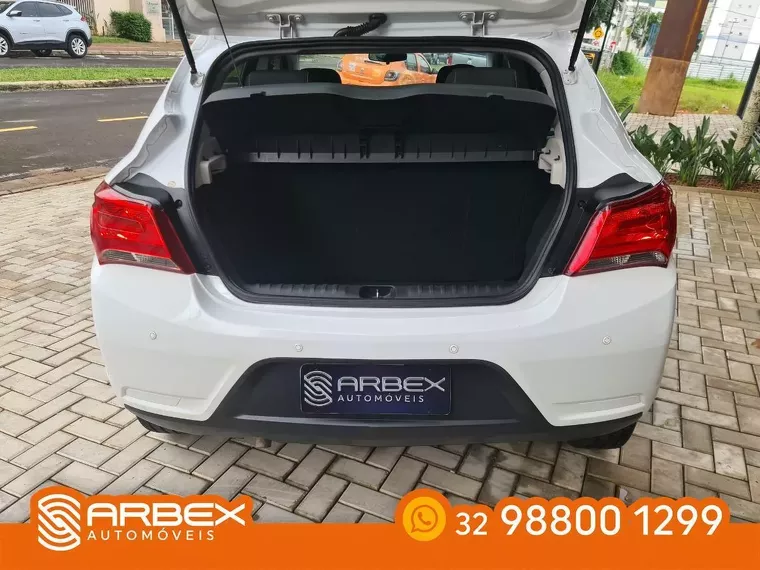 Chevrolet Onix Branco 11