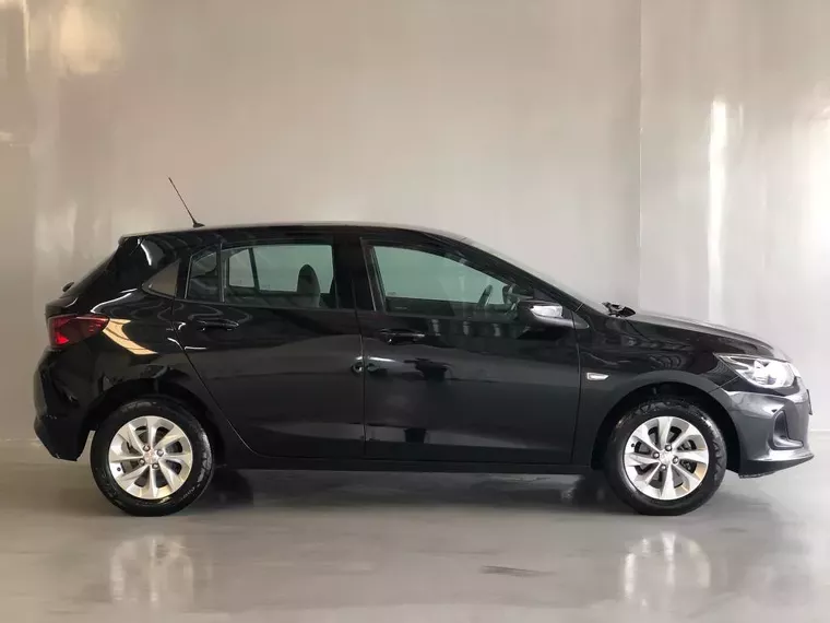 Chevrolet Onix Preto 20