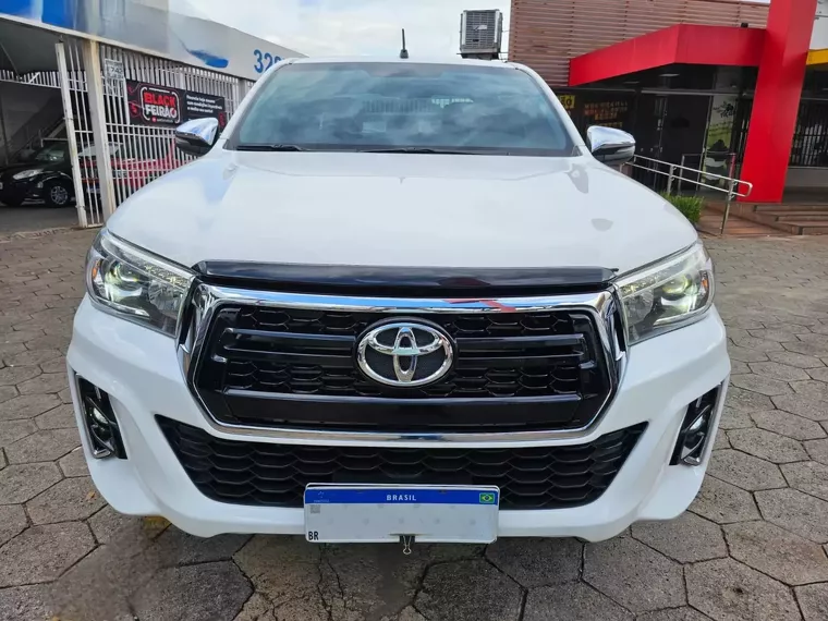 Toyota Hilux Branco 16