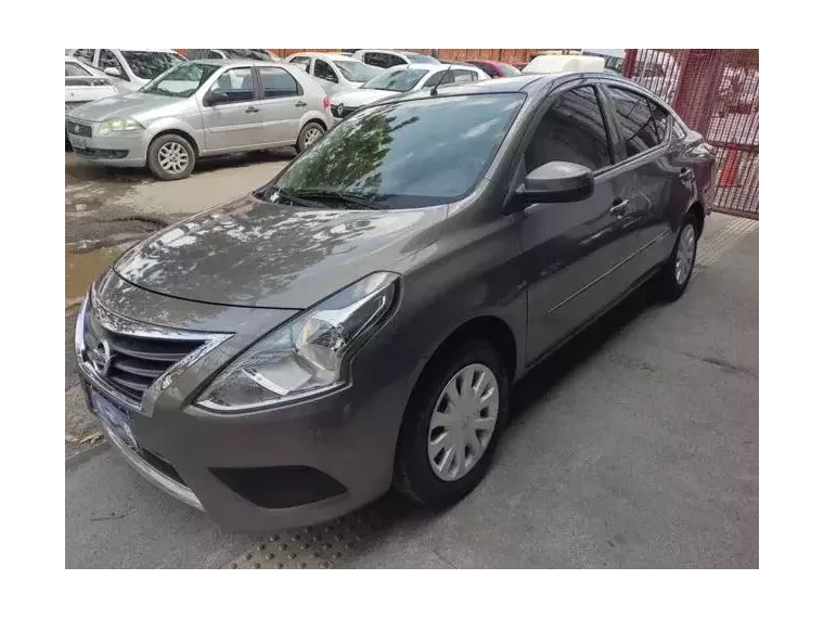 Nissan Versa Cinza 4