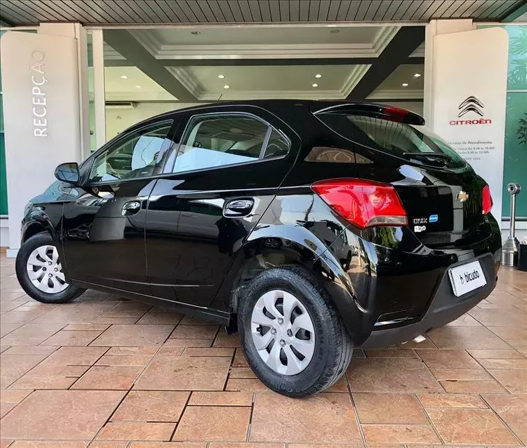 Chevrolet Onix Preto 7