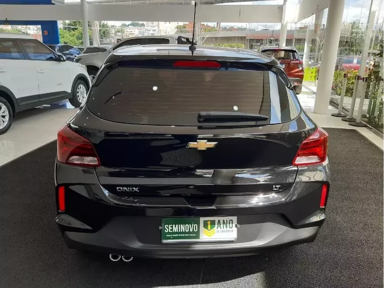 Chevrolet Onix Preto 1