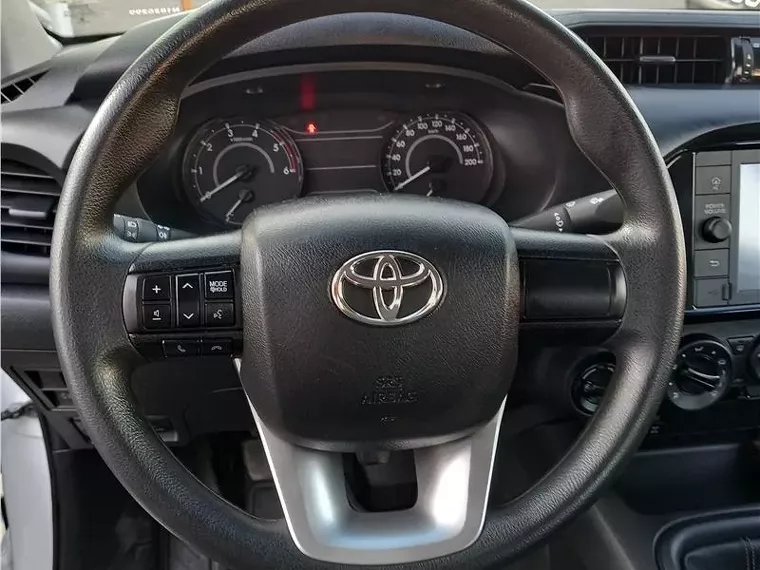 Toyota Hilux Branco 19