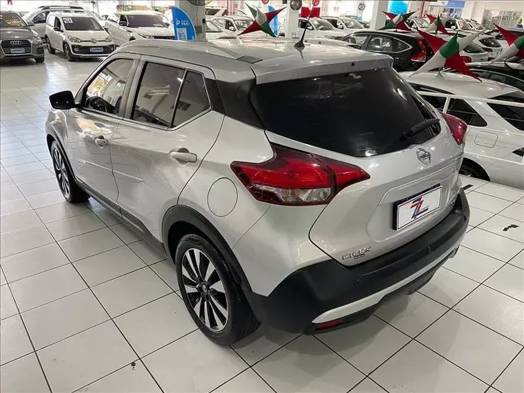 Nissan Kicks Prata 3