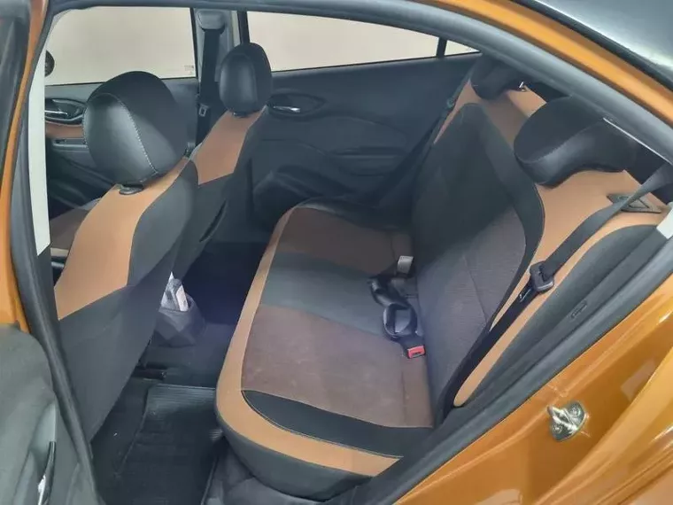 Chevrolet Onix Laranja 5