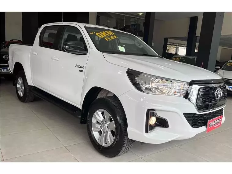 Toyota Hilux Branco 18