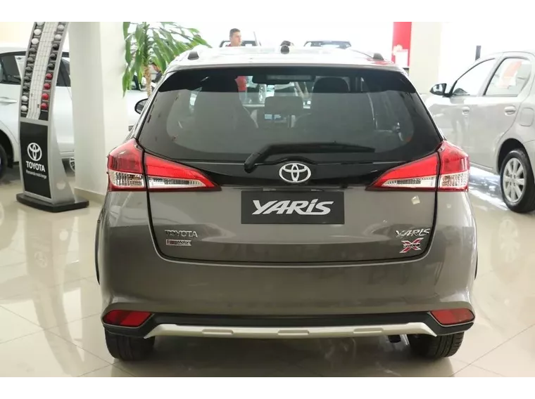 Toyota Yaris Cinza 17