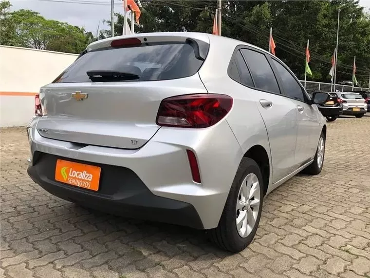 Chevrolet Onix Prata 7