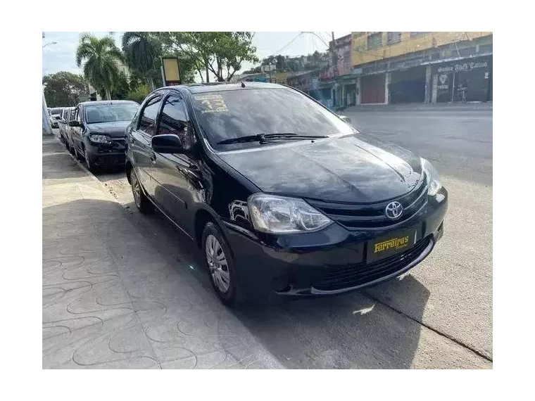 Toyota Etios Preto 9