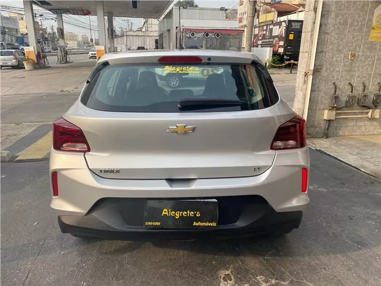 Chevrolet Onix Prata 4