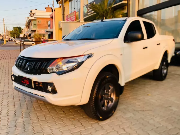 Mitsubishi L200 Triton Branco 3