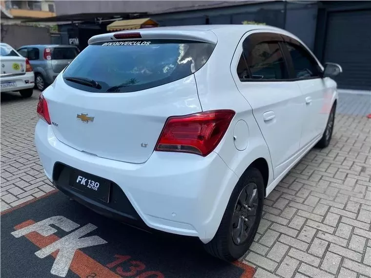 Chevrolet Onix Branco 7