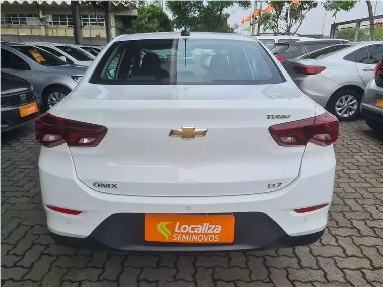 Chevrolet Onix Branco 8