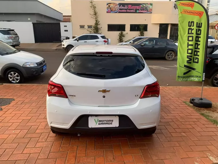 Chevrolet Onix Branco 5