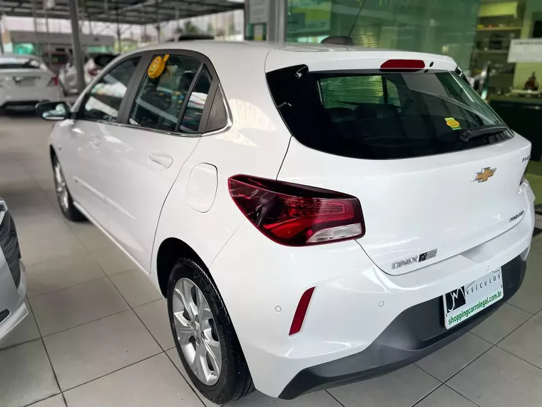 Chevrolet Onix Branco 2