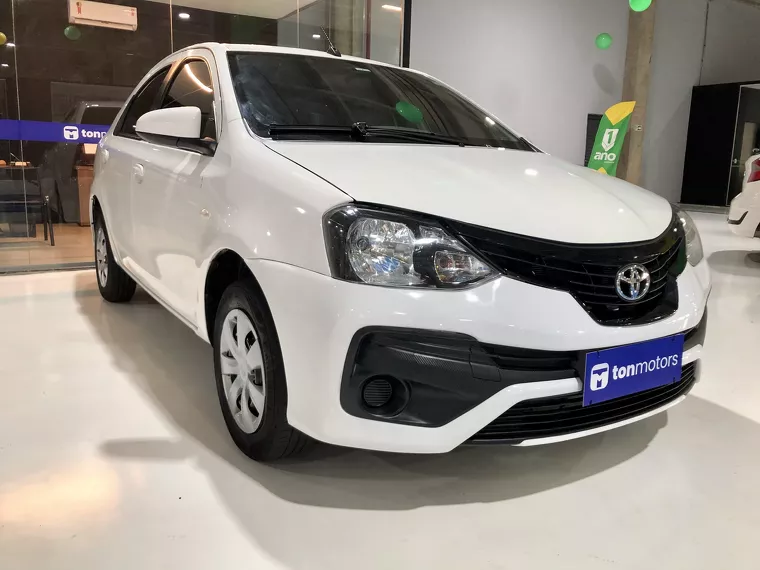 Toyota Etios Branco 8