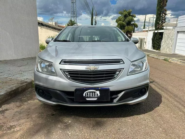 Chevrolet Onix Prata 2