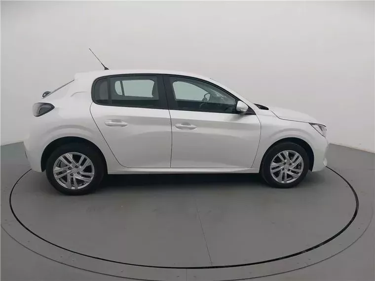 Peugeot 208 Branco 17