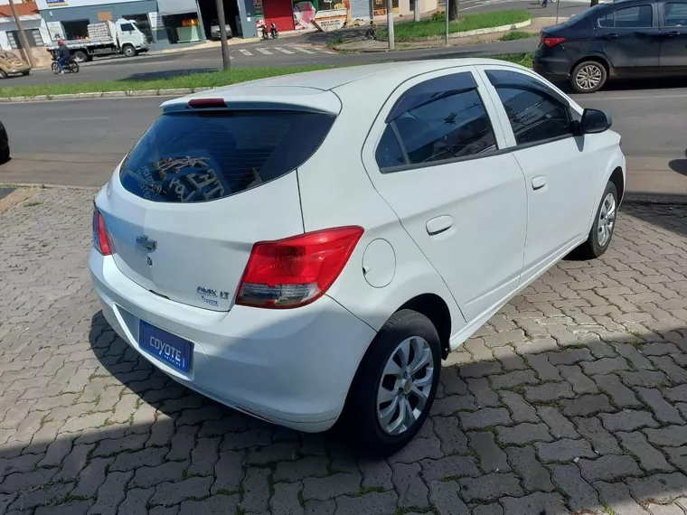 Chevrolet Onix Branco 11