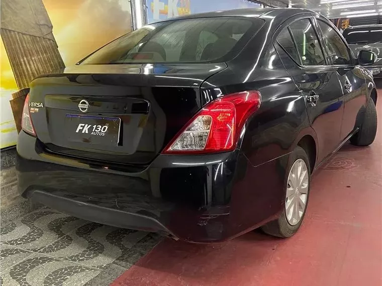 Nissan Versa Preto 12