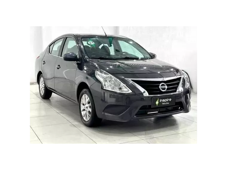 Nissan Versa Cinza 15