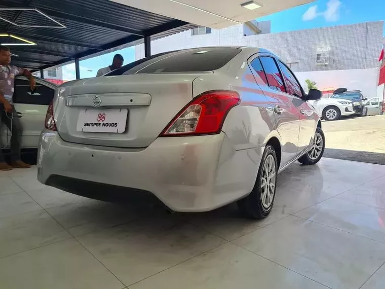 Nissan Versa Prata 13