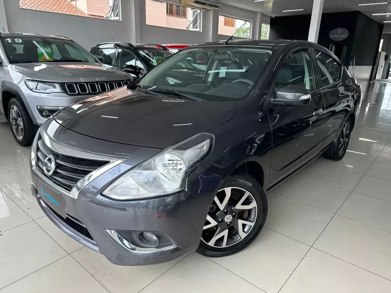 Nissan Versa Cinza 1