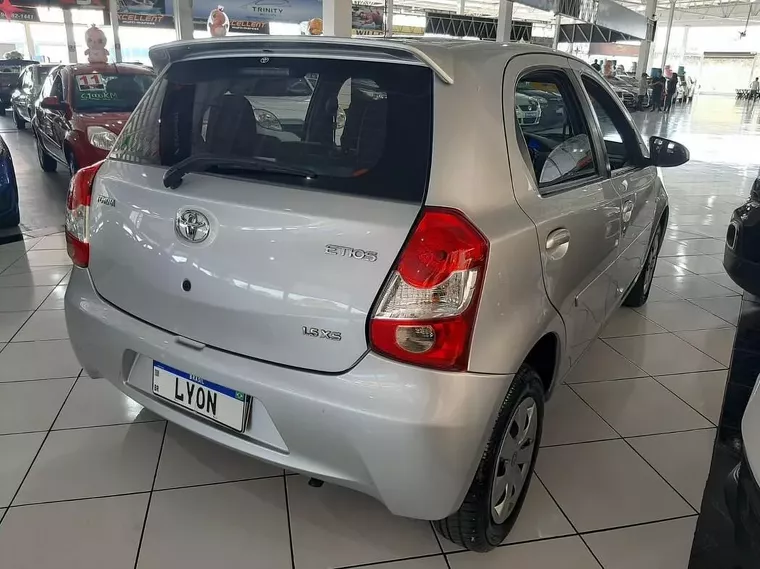 Toyota Etios Prata 8