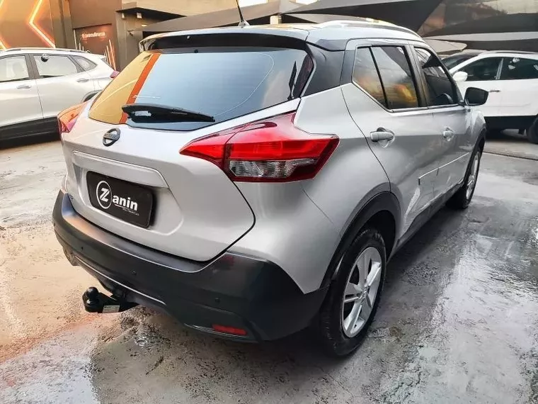 Nissan Kicks Prata 13