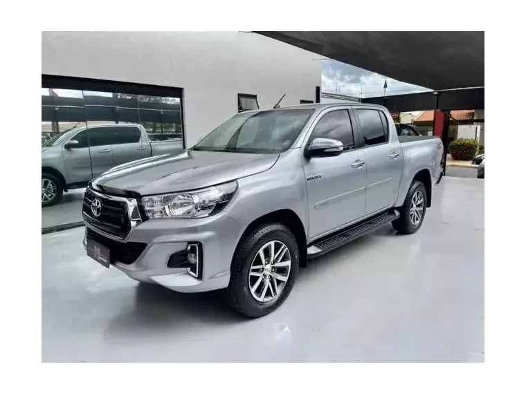 Toyota Hilux Prata 5