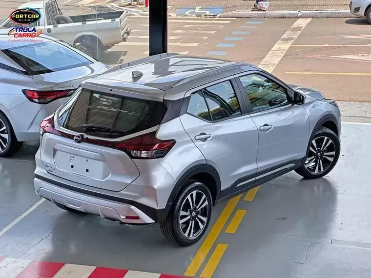 Nissan Kicks Prata 11