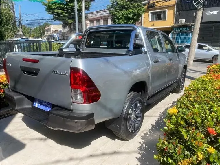 Toyota Hilux Prata 11