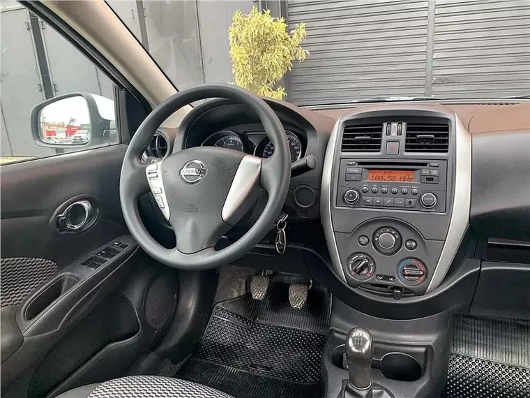 Nissan Versa Branco 2