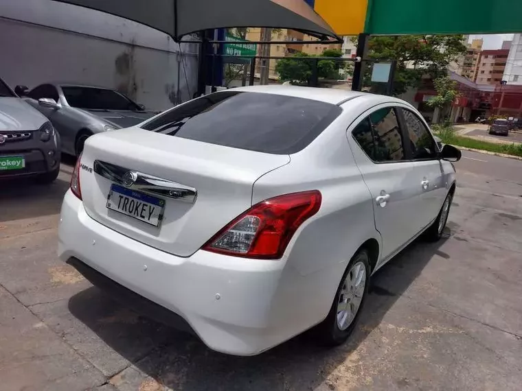 Nissan Versa Branco 2