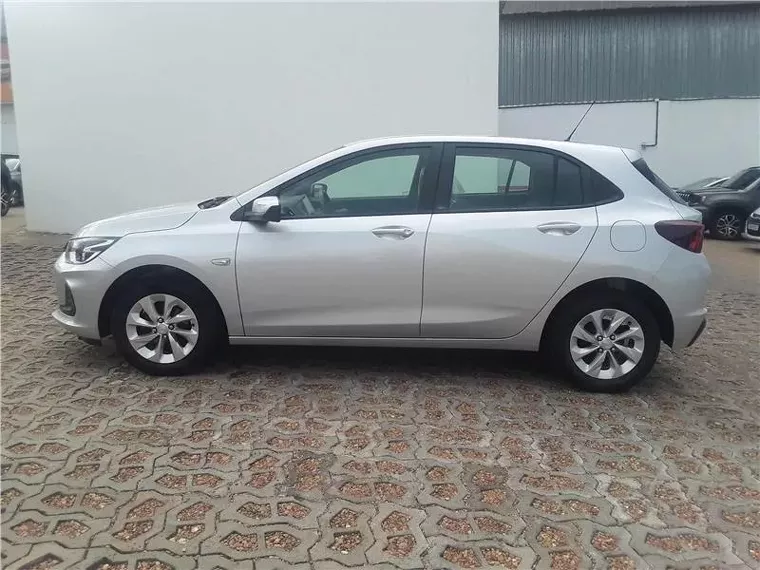 Chevrolet Onix Prata 5