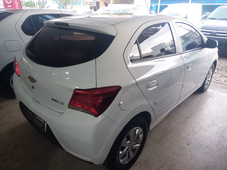 Chevrolet Onix Branco 3