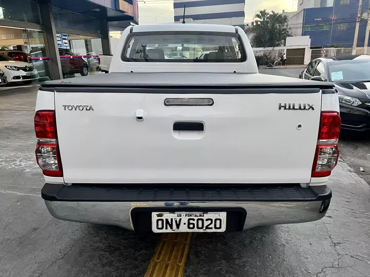 Toyota Hilux Branco 24