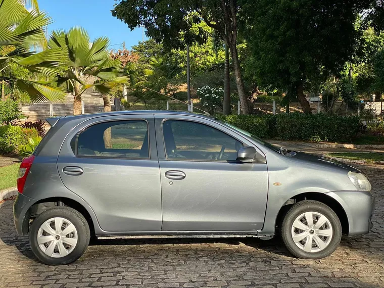 Toyota Etios Cinza 2