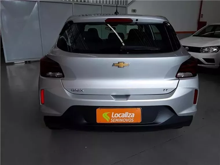 Chevrolet Onix Prata 5