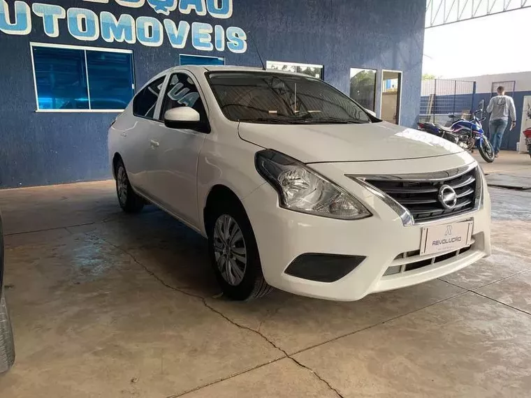 Nissan Versa Branco 6