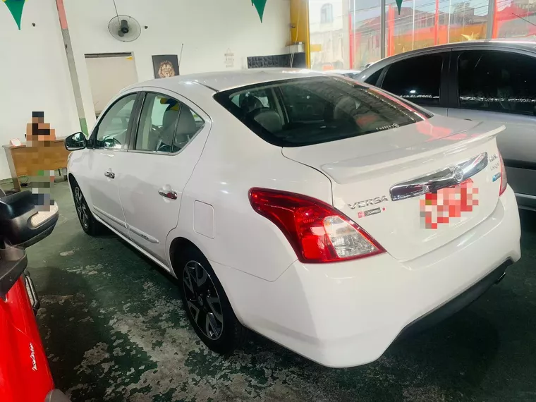 Nissan Versa Branco 6