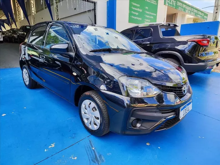 Toyota Etios Preto 1